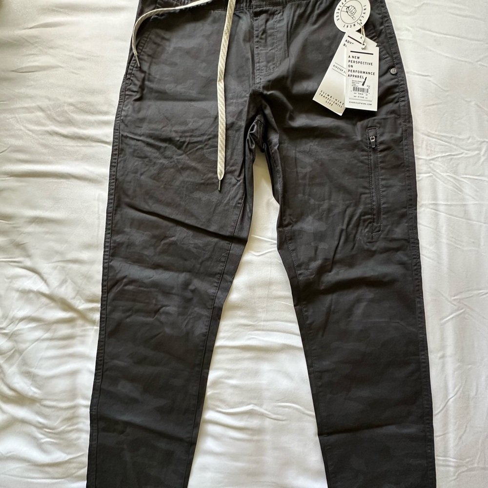 Vuori Womens Ripstop pants. NWT. Size XS. Color: Black Camo